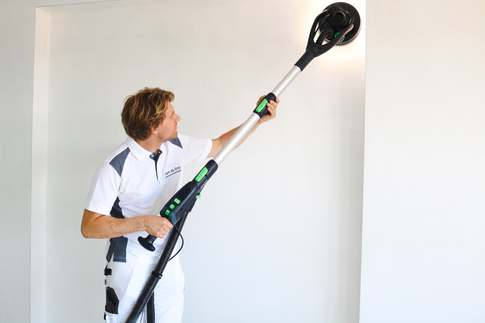 Schilder aan het werk bij muren schuren en schilderen in huis. Over ons Sam De Groot Stukadoor & Schilder met hart.